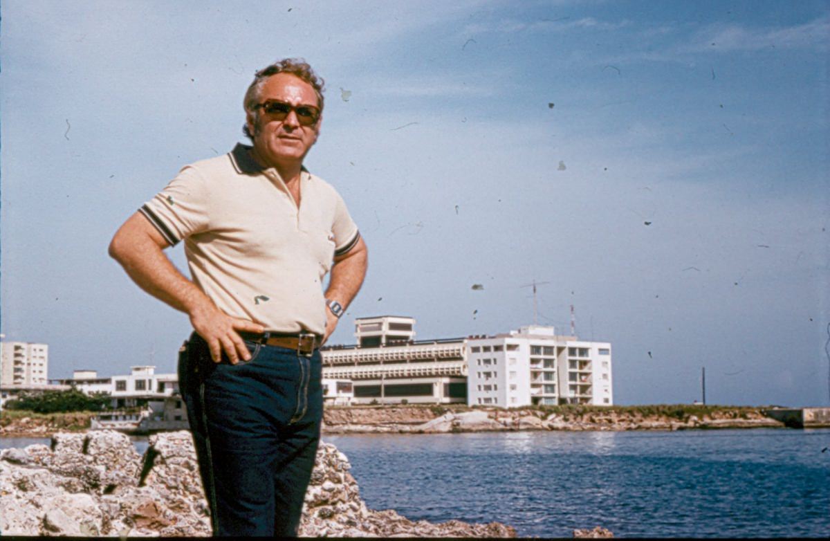 Бородавка Валерий Иванович на фоне здания ГКЭС, 1984