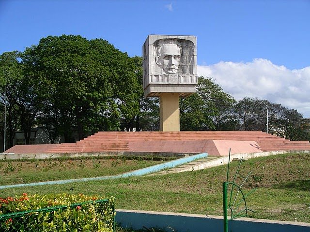 Сантьяго-де-Куба. Памятник-фонтан.